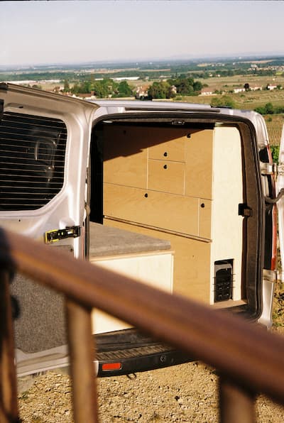 Un meuble en bois dans un van amenagé