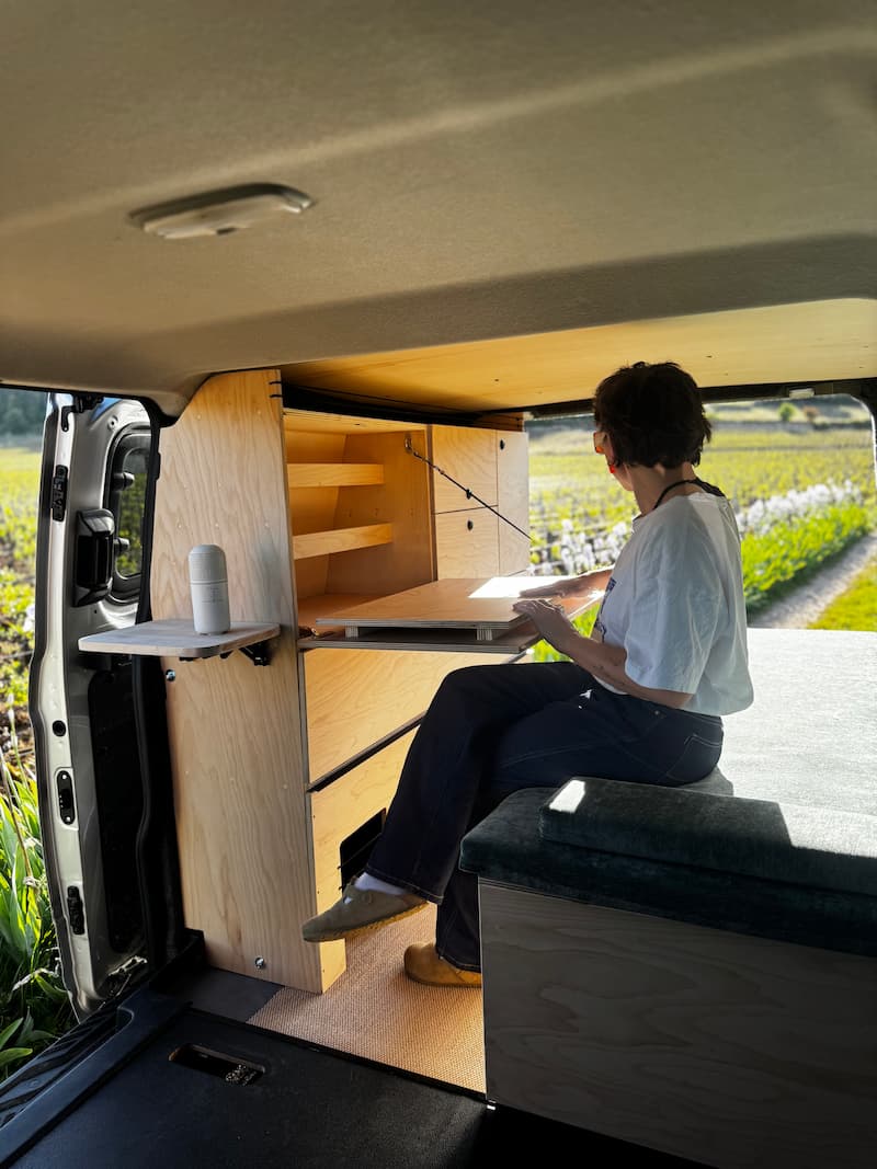 Un meuble en bois dans un van amenagé