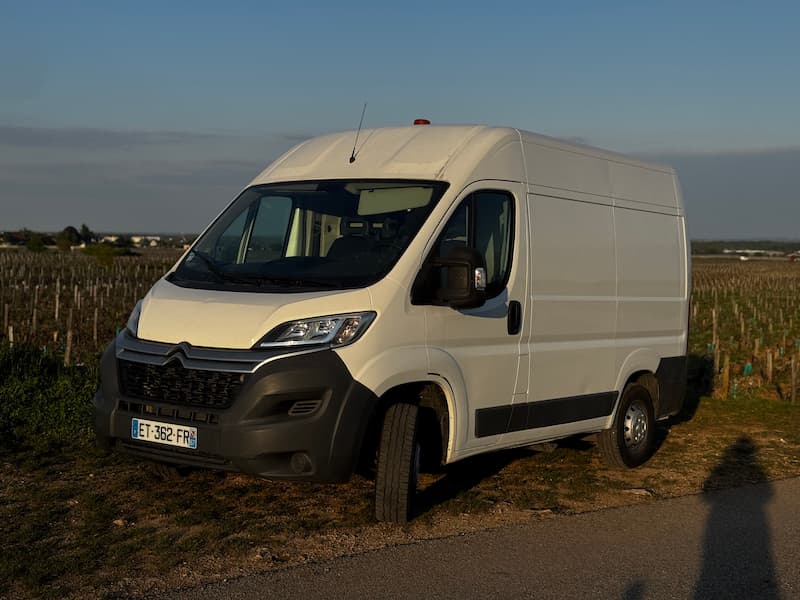 Un meuble en bois dans un van amenagé
