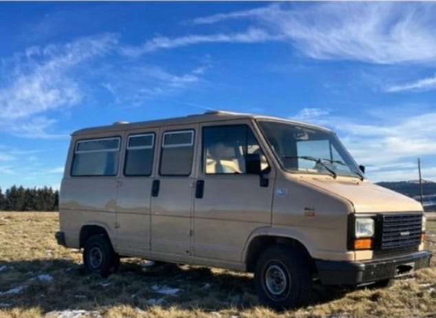Un meuble en bois dans un van amenagé