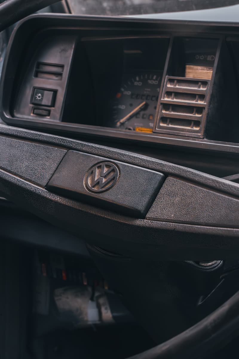 Un meuble en bois dans un van amenagé