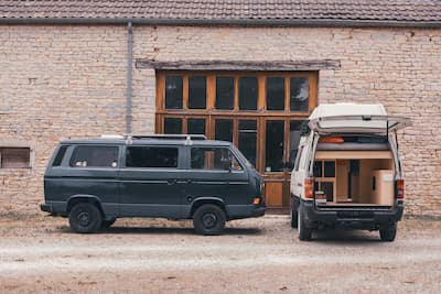 Un meuble en bois dans un van amenagé