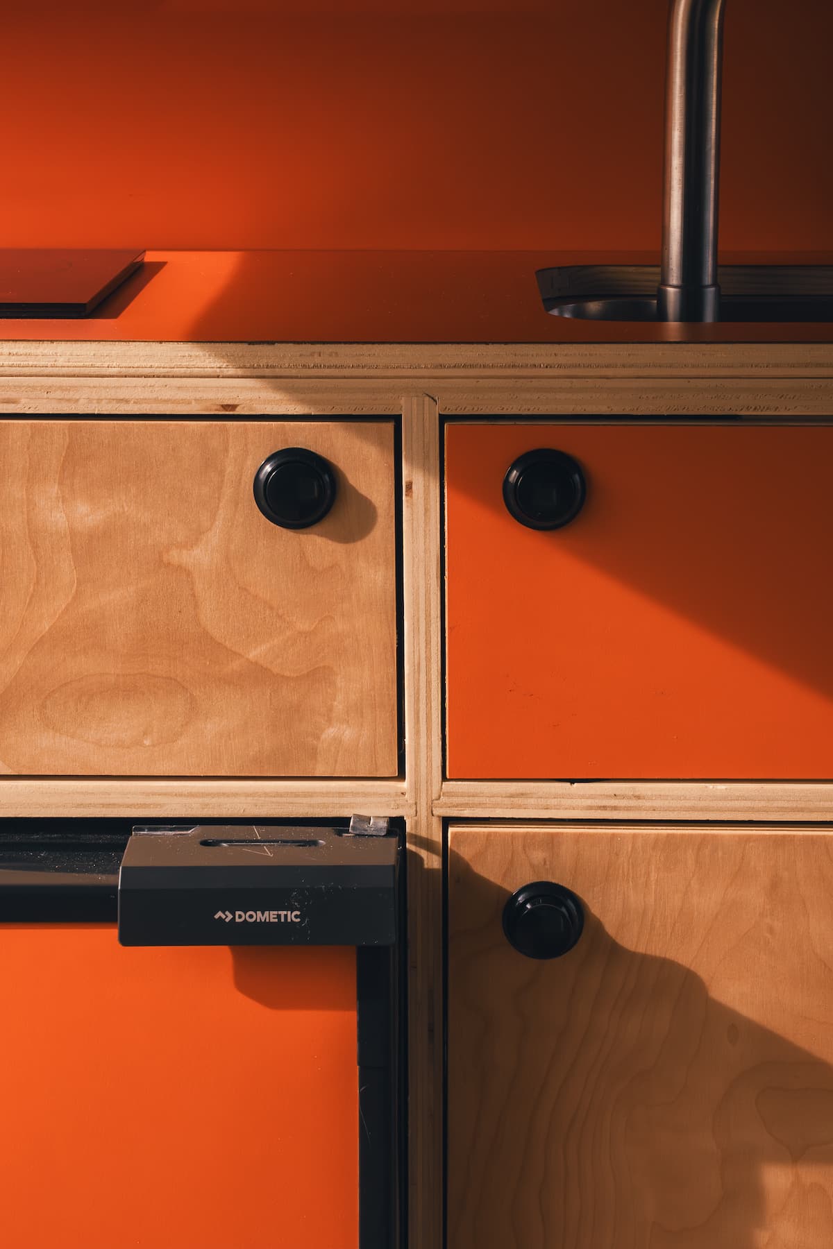 Un meuble en bois dans un van amenagé