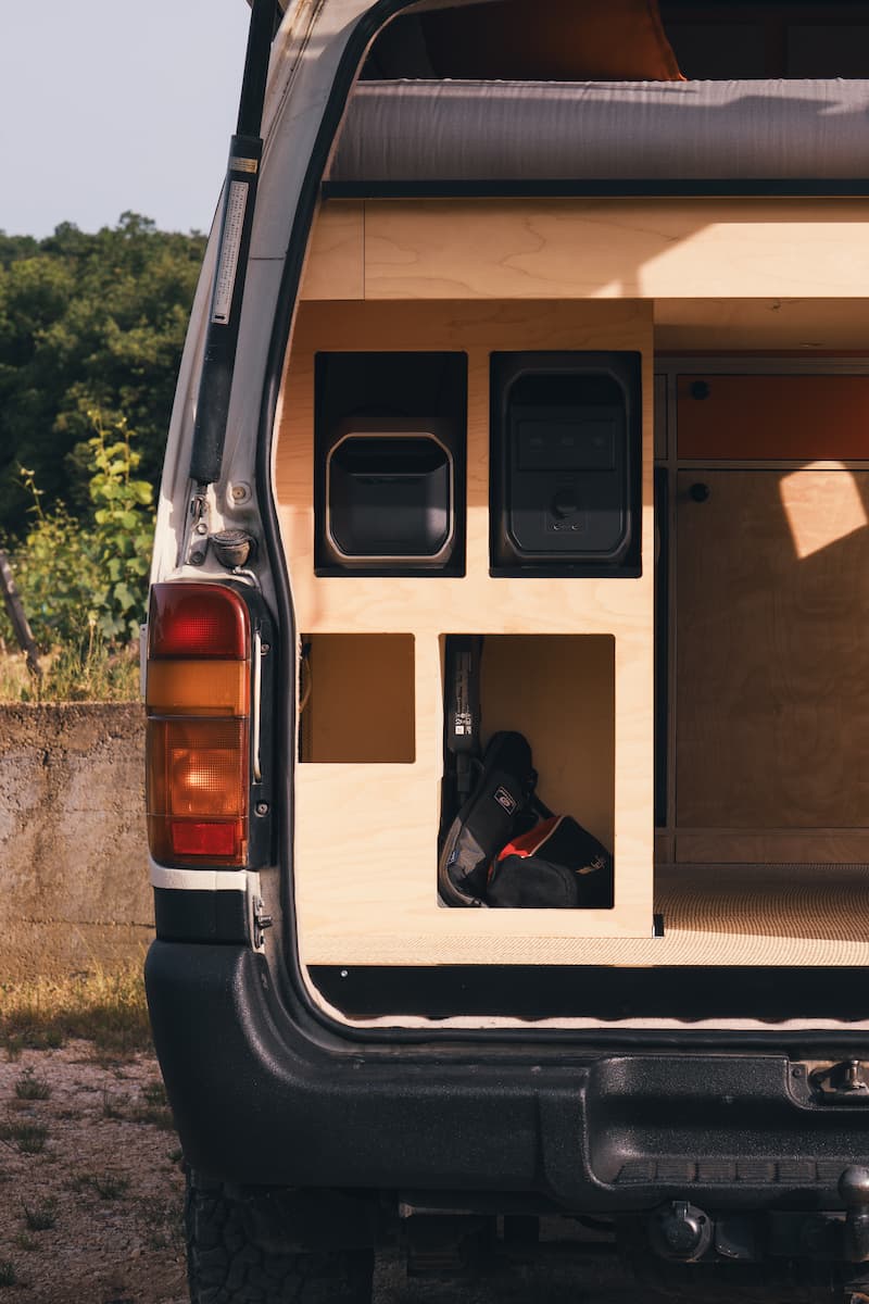 Un meuble en bois dans un van amenagé