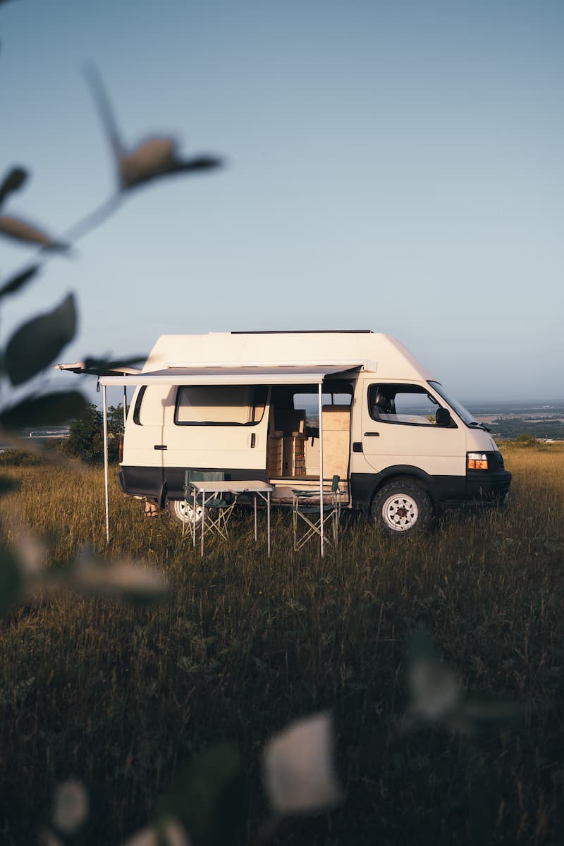 Un meuble en bois dans un van amenagé